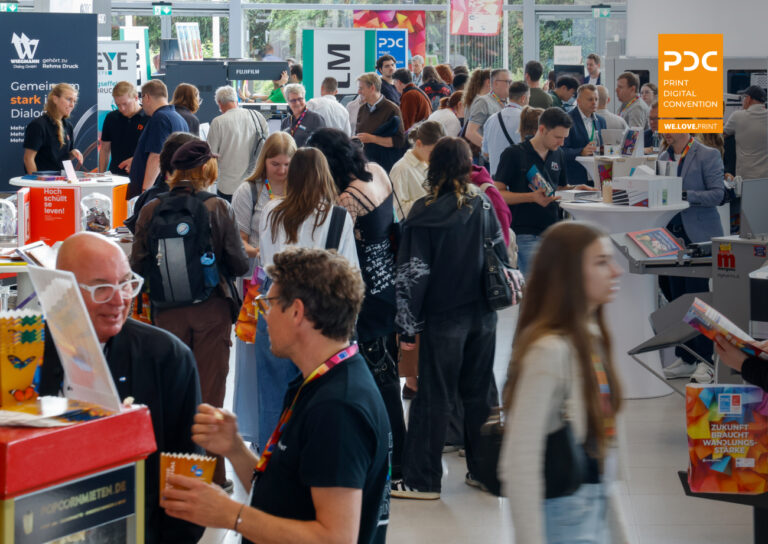pdc_print_and_digital_convention_crowd