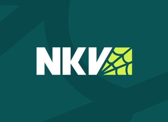 Das NKV Logo auf grünen Hintergrund